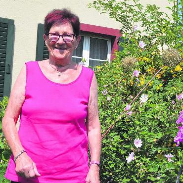 Mit Herzblut für die Vereine - In ihrem Garten verbringt Therese Notter gerne viel Zeit. Hier entspannt sie auch einmal im Liegestuhl. Bild: Annemarie Keusch