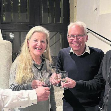 Gericht verliert 57 Jahre Erfahrung - Anstossen auf fast sechs Jahrzehnte Engagement, v. l.: Edi Brunner, Evelyne Kellenberger, Bruno Sekinger und Gerichtspräsident Peter Thurnherr. Bild: Walter Minder