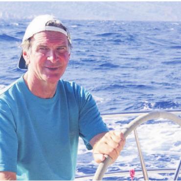 Wind in den Haaren - Cyrill Heimgartner hat das Segeln zu seinem Beruf gemacht.