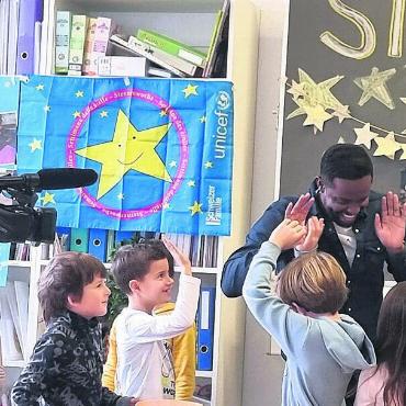 JAHRESRÜCKBLICK - Bilder, Menschen, Emotionen - Perfekt ins Bild gesetzt: Der Besuch des Comedians Charles Nguela im Rahmen der Sternenwoche war ein Highlight für viele Waltenschwiler Kinder. Bild: Archiv