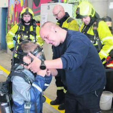 Festbetrieb im Feuerwehrlokal - Auch die Kids konnten sich einmal als Mitglied des Atemschutzes versuchen.