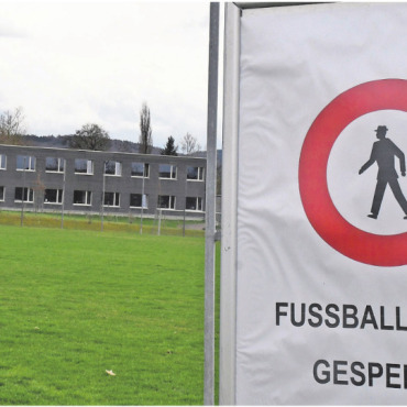 Vor grosser Herausforderung - Der Fussballplatz Rigacker ist für den FC Wohlen ein wichtiger Standort. Mit dem Ausbau der Kantonsschule (im Hintergrund) wird dieser Platz definitiv aufgehoben. Und der FCW stösst damit weiter an seine Kapazitätsgrenze. Bild: Daniel Marti