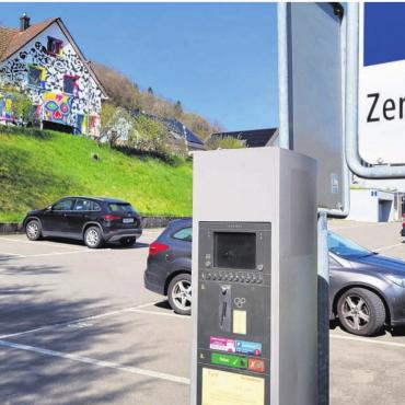 Punktuelle Lösungen suchen - In Villmergen muss bislang nur an wenigen Orten fürs Parkieren bezahlt werden, so beispielsweise auf dem grossen Platz neben dem Kirchgemeindehaus. Aber auch hier sind die ersten zwei Stunden gratis. Bild: Chregi Hansen