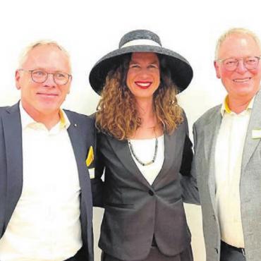 Wie intelligent ist KI? - Als Dankeschön erhielt Sarah Genner von Ralph (links) und Kurt Notter einen handgefertigten Freiämter Strohhut.