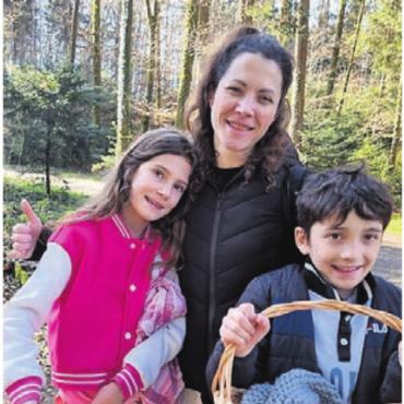 Eiersuchende aus nah und fern - Nathalie Huber und ihre Kinder Shayen und Alessandro freuen sich über die Eier.