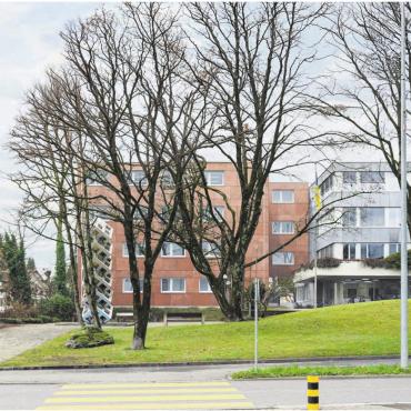 Noch ist ein wenig Geduld gefragt - So wird das erweiterte Gemeindehaus künftig aussehen: Der braune Modulbau mit einer Passerelle zum Bau aus dem Jahr 1972.