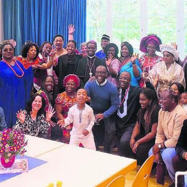 Reise in die afrikanische Kultur - Eine Schweizer Reisegruppe besuchte unter der Leitung von Pfarrer Ignatius Okoli (links) bereits Einheimische in einer sozialen Einrichtung in Nigeria. Bild: zg
