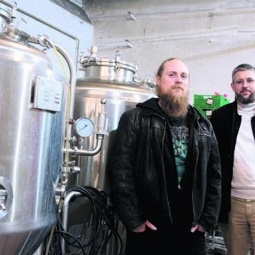 Neues Zuhause gefunden - Die neuen Räumlichkeiten sind eingerichtet, die ersten Biere sind gebraut, nun will der Verein wieder Degustationen durchführen. Severin Meier (links) und Philipp Keller freuen sich, dass die Bünzwasser-Geschichte weitergeht. Bild: Chregi Hansen