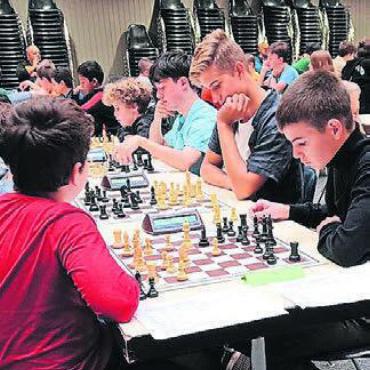 Ehrenvollen 8. Platz erreicht - Die Bremgarter Schüler massen sich in Niederlenz im Schach. Bild: zg