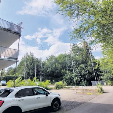 Das Wachstum auffangen - Das Areal am Freihofweg bietet zu wenig Platz, um die gesetzlich geforderte Anzahl Parkplätze zu erstellen. Mit einem Mobilitätskonzept will sich die Bauherrschaft von der Verpflichtung befreien. Bild: Archiv