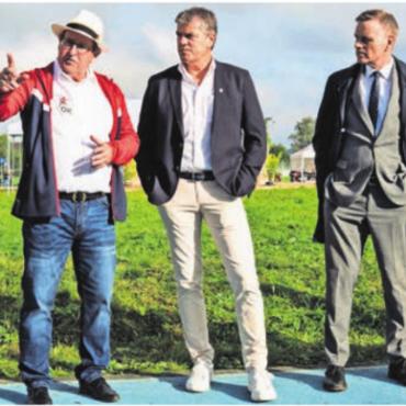 Das aussergewöhnliche Fest - Die Ehrendamen umringen OK-Chef Jakob Frischknecht, Gemeindeammann Ueli Lütolf und Regierungsrat Jean-Pierre Gallati.