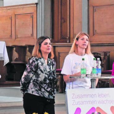 Viel Hoffnung auf besseres Leben - Podium mit lokaler Polit-Prominenz und drei Grossratsmitglieder (v. l.) Stefan Dietrich, SP, Bremgarten; Caritas-Präsidentin Elisabeth Burgener, je eine junge Frau aus dem Iran und der Ukraine; Rita Brem-Ingold, Mitte, Oberwil-Lieli; Roland Vogt, SVP, Wohlen. Bilder: Daniel Marti