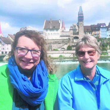 Bremgarter Frauenpower - Zwei vom selben Schlag: Biggi Winteler (l.) und Sabina Glarner (r.). Nach 21 Jahren gibt Glarner die Organisation des Seniorenausflugs in die Hände ihrer guten Freundin. Bild: Marco Huwyler