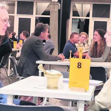 Wertvolle Einblicke bieten - Der Bremgarter Apotheker Alex Meier, bei Rotary Reusstal für die Berufsbildung zuständig, war Initiant des Anlasses und stellte sich als Auskunftsperson zur Verfügung.