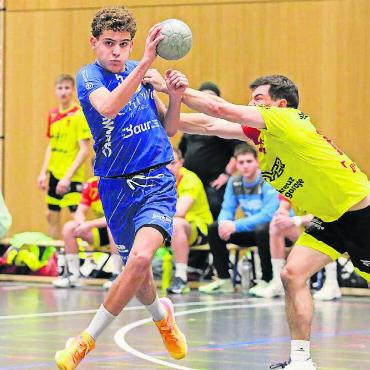 Die Jungen führen das Team an - Lian Passerini (links) absolviert im Alter von 15 Jahren sein zweites Spiel im Fanionteam und kann sieben Tore zum Sieg beitragen. Bild: jg