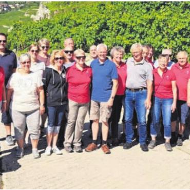 Eine für viele unbekannte Gegend - Gruppenbild der Volkstanzgruppe Lindenberg im Lavaux am Genfersee. Bild: zg