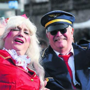 «Wir wollen den grössten Umzug» - Die Götti-Airline namens «Mei-Mei». Stewardess Meisine (links) und Pilot Meinrad.