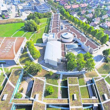 Moderner Campus statt Pavillons - Das Areal der Kantonsschule Wohlen, hier eine Luftaufnahme aus einem Kunstprojekt, soll sich massiv verändern. Auf dem Areal wird ein kompakter und zukunftsorientierter Bildungscampus entstehen. Bild: Archiv