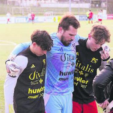 Ein kleiner Lichtblick - 55. Minute: Goalie Michael Wehrli muss verletzt vom Platz gebracht werden.