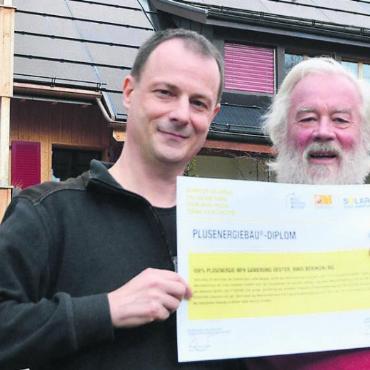 Signalwirkung entfalten - Sie sind stolz auf ihr «PlusEnergieBau»-Diplom des Schweizer Solarpreises: Sohn Gerhard und Vater Bernhard Oester. Bild: Roger Wetli
