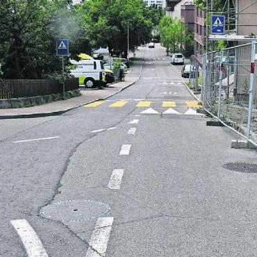 Sichere Verkehrsführung - Die Pilatusstrasse wird saniert und die Linienführung nur ganz gering korrigiert. Rechts die Baustelle Haldenschulhaus. Bild: dm