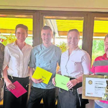 Für aussergewöhnliche Gastfreundschaft - Max Wyder, Präsident Rotary Club Freiamt, gratuliert den engagierten Gastgeberinnen und Gastgebern (v. l.): Silvie Kempf, David Kurz, Doreen Helbig und Gilbert Mohler zur höchsten Auszeichnung von Rotary International. Bild: zg