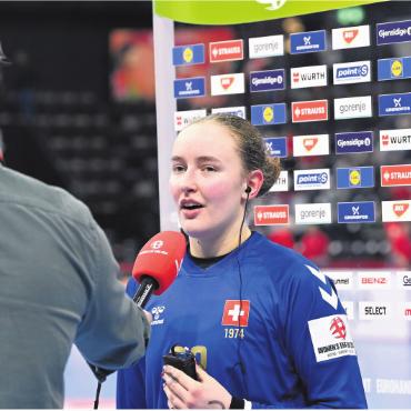 «Das ist einfach verrückt» - Die Wohlerin Seraina Kuratli (17 Jahre jung) gibt ein SRF-Interview. Bild: awa