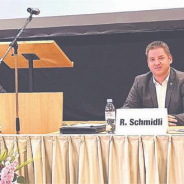 Steuerkraft ist zu schwach - Ein zufriedener Gemeinderat nach einer problemlosen «Gmeind». Von links: Daniel Füglistaler, Gemeindeschreiber Josef Würsch, Gemeindeammann Ueli Lütolf, René Schmidli, Fabian Lupp und Vizeammann Renato Sanvido. Bild: Walter Minder