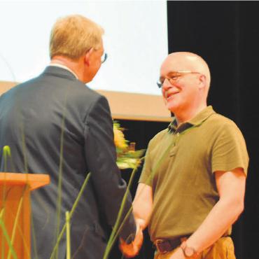 Abend voller Abschiede - Schulleiter Peter Hochuli verabschiedet den langjährigen Lehrer Dieter Güntert (rechts).