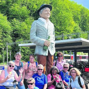 Dem Schacher Seppli auf der Spur - Die Niederwiler Turnerinnen erkundeten den «Schacher-Seppli-Erlebnisweg» und genossen die Reise in vollen Zügen. Bild: zg