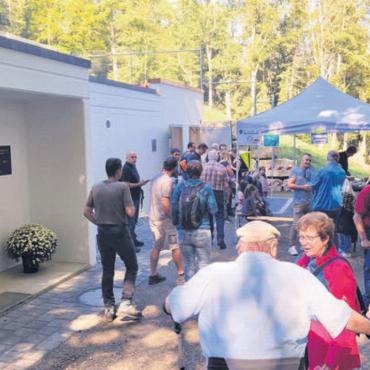 Weiteren Meilenstein gesetzt - Die Einweihung lockte viele Villmerger und Villmergerinnen aufs Bergmättli. Die einen nahmen den steilen Anstieg zu Fuss auf sich, andere nutzten den Shuttlebus.