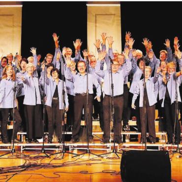 Advent ist ein Leuchten … - Der Regi-Chor versteht es, gute Laune zu verbreiten. Bild: zg
