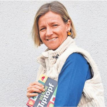 Weil Kochen Kinder interessiert - Ursula Furrer ist mit Leib und Seele Rezeptautorin und Hauswirtschaftslehrerin. Mit ihrem jüngsten Werk begeistert sie sowohl kleine Kochfreunde wie grosse. Bild: Verena Anna Wigger