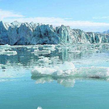 Von farbenfroh bis eisig - «Auf unserer Reise in die Arktis im Juli erlebten wir Natur pur wie noch selten und durften die – zum Teil noch prächtigen – Gletscher erleben. Wie hier der Monaco-Gletscher auf Nordwest-Spitzbergen», schreiben Jolanda und René Müller aus Bünzen zu diesem Bild.
