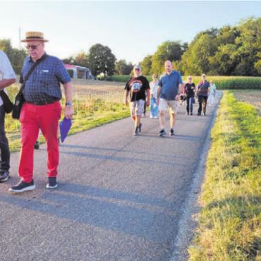 Von oben herab geschaut - Auf gehts: Die beiden Ortsführer Daniel Güntert (links) und Heini Stäger haben diesmal die Wohler «Höchi» als Ort ihres Rundgangs ausgewählt. Rund 30 Interessierte folgen ihren Schritten und ihren Ausführungen.