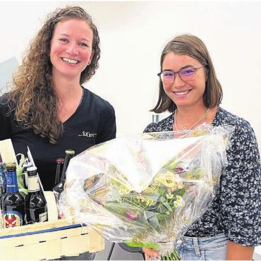 Weniger Mitglieder, mehr Besucher - Fabienne Meyer (links) wurde ihr langjähriges Engagement als Präsidentin von ihrer Nachfolgerin Corina Haller mit einem Blumenstrauss und einem «kulinarischen» Geschenkkistchen verdankt. Bild: Walter Minder