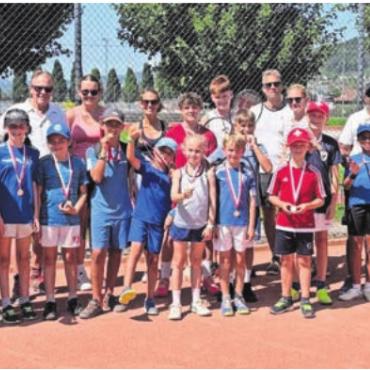 Lauter zufriedene Gesichter - Das Generationenturnier hat längst einen fixen Platz im Kalender des Wohler Tennisclubs. Bild: zg