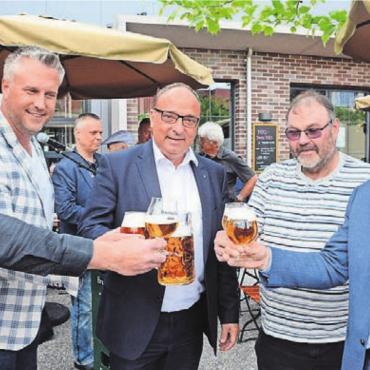 Auf ein Bier mit dem Landammann - Vor zwei Jahren war Landammann Markus Dieth (Mitte) zur Lancierung des Aargauer Biers schon einmal in der Erusbacher Brauerei. Nun also kommt er wieder nach Villmergen, um am Stammtisch zu diskutieren. Bild: Archiv