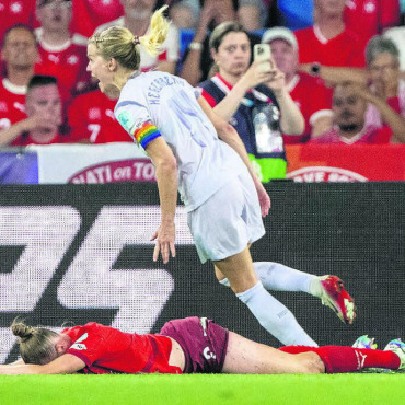 Harter Aufprall nach Starteuphorie - Julia Stierli trifft unglücklich ins eigene Tor. Die Murianerin am Boden, Norwegen-Star Ada Hegerberg jubelt über das 1:2. Bild: Freshfocus