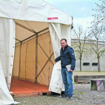 «Einmal ist keinmal» - Der Aufbau für die mega24 ist in vollem Gange. Christian Füglistaller, im OK für den Bau verantwortlich, ist mit den Fortschritten zufrieden. Bild: Sabrina Salm