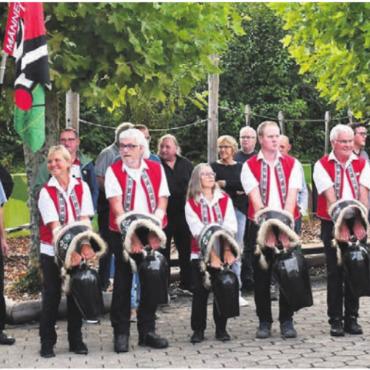 Auf Tuchfühlung mit ihrem Helden - Trychler und Fahnendelegationen der Dorfvereine begleiteten den Zug durchs Dorf zu Ehren des dreifachen Eidgenossen.