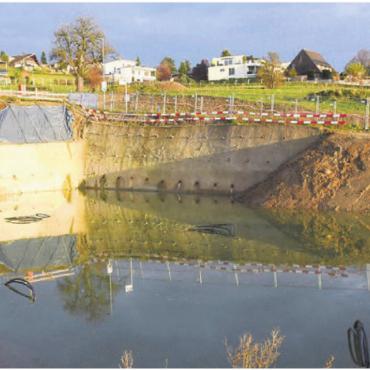 Ärger rund ums Grossprojekt - Die Grossbaustelle am Rebberg steht seit Wochen still, die Baugruben sind mit Wasser gefüllt: Nun will Motionär Manfred Breitschmid genaue Auskünfte. Bild: Daniel Marti