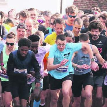 Viel Liebe für den Lauf - Start zur Hauptkategorie, dem 10-km-Lauf. Bild: jl