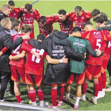Mit Kampf eine Runde weiter - Der FC Muri schwört sich kurz vor der Verlängerung ein. Bild: Patrick Fischer