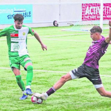Leben, Tod, Fussball - Flavio Caserta (links) gegen Wohlens Noel Romano. Der Freiämter traf mit dem SC Kriens im vergangenen Sommer in einem Testspiel auf seinen Ex-Verein. Gegenspieler Romano ist einer von zahlreichen Akteuren, die Caserta noch aus seiner Jugend beim FCW kennt. Eine Rückkehr zum FC Wohlen kann er sich eines Tages durchaus vorstellen.