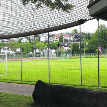 Härtetest für Schulraumstrategie - So will es die gemeinderätliche Strategie: Beim Schulzentrum Junkholz soll auf der grünen Sportwiese ein Zyklus-1-Schulhaus entstehen. Bild: Daniel Marti