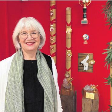 Der Weg der Orchidee - Suzanne Emch fand in ihrem Sport Erfolg und Erfüllung – und zog daraus Wissen und Know-how, um eine einzigartige Kampfkunst-Schule zu betreiben. Nun hat sie die Nachfolge aufgegleist, hält ihrem Lebenswerk aber weiterhin die Treue. Bild: Marco Huwyler