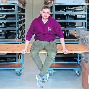 Zukunft dank Laptop - Tobias Schär ist stolz darauf, wie sich «Wir lernen weiter» innerhalb von nur fünf Jahren entwickelt hat. Bild: zg