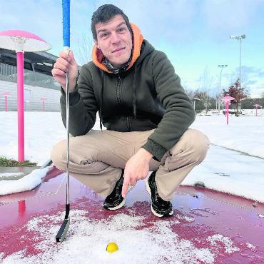 «Habt Mut, anders zu sein» - Auch der Schnee konnte ihn nicht aufhalten. Roman Ruf gelingt der Weltrekord. Bild: Stefan Sprenger