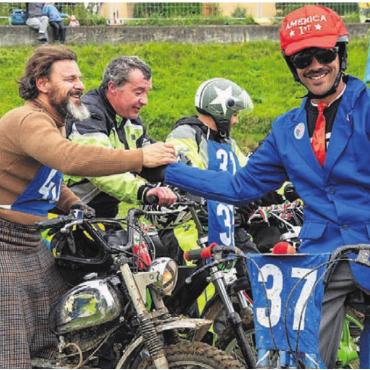Knatternde Motoren, bunte Kostüme - Die Stimmung war bestens unter den Teilnehmern, Fairness wurde grossgeschrieben.
